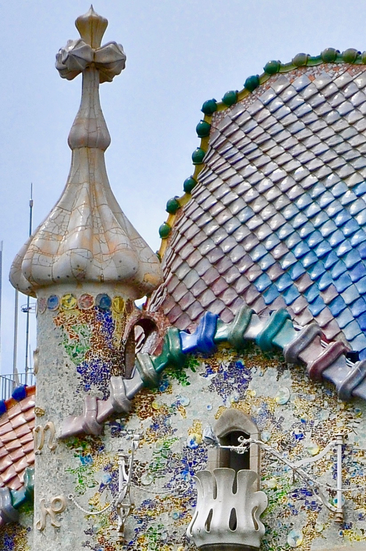 并利用陶瓷片和彩色玻璃拼接成的马赛克墙面,让整幢建筑有了琉璃般的